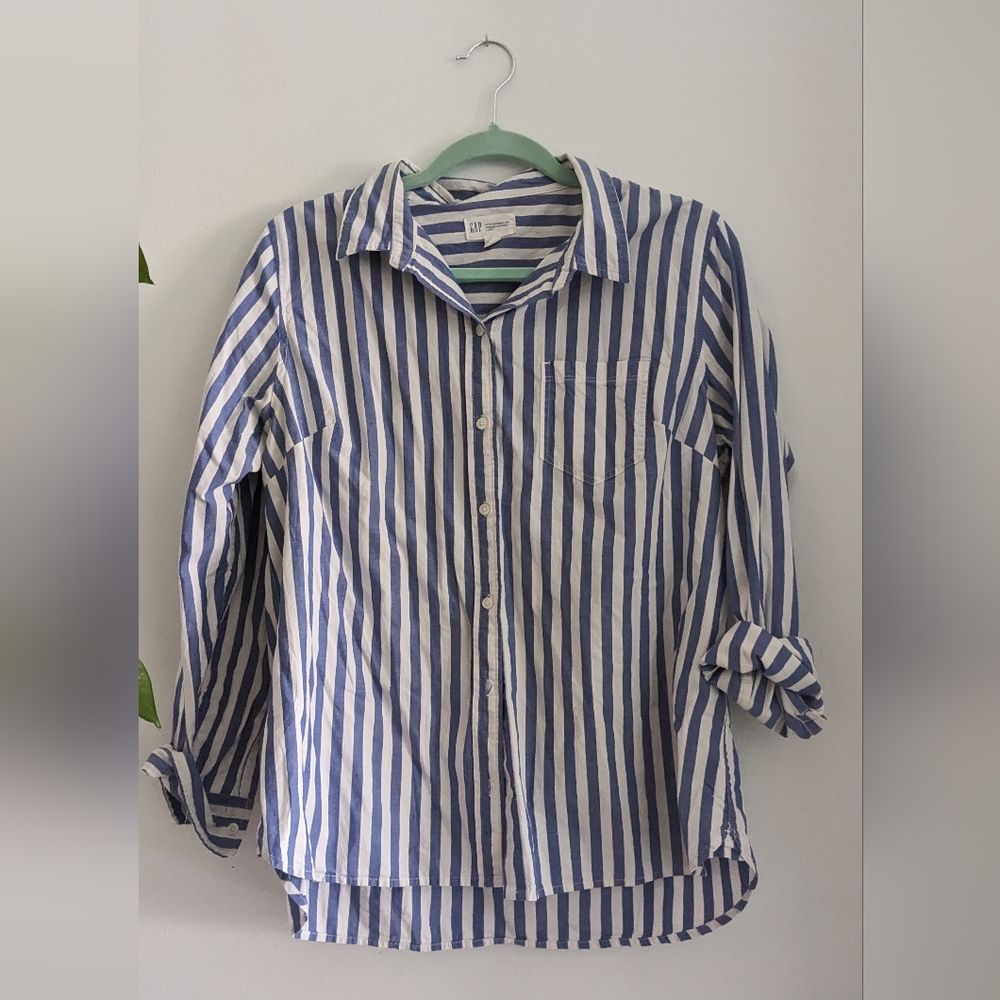 Gap Lightweight Button-Down Shirt